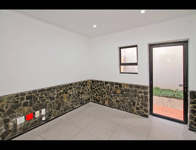 854M² BUILDING FOR SALE IN BRAMLEY
